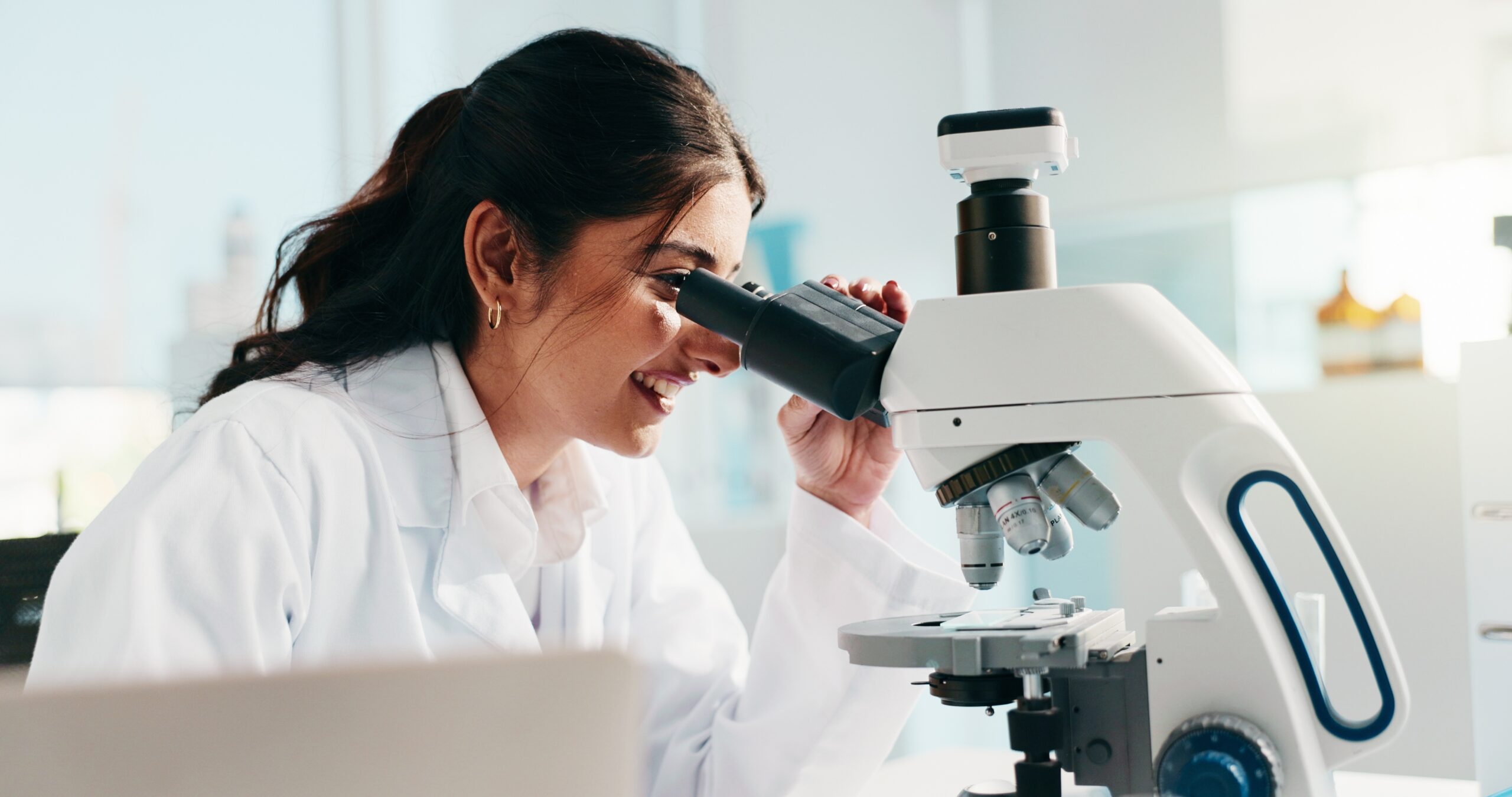 NYBCe laboratory technician studying conducting testing to generate a detailed antigen profile and PreciseMatch® blood product.